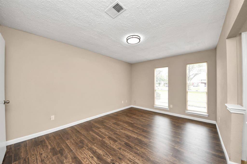 En-suite guest bedroom with full bathroom!