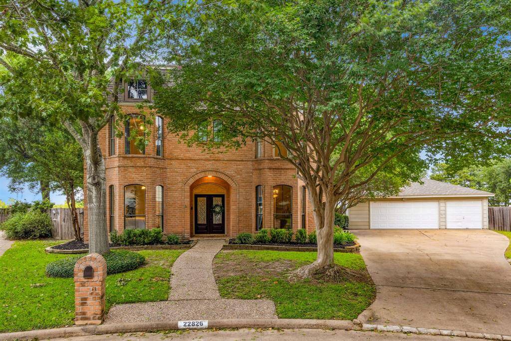 Welcome home! This stunning colonial-style residence sits on a spacious 15,700 sq. ft. cul-de-sac lot in the coveted Williamsburg Settlement, zoned to award-winning Katy ISD.