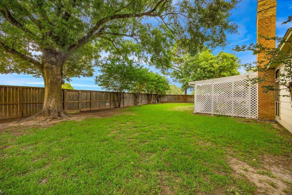 Massive backyard with NO BACK NEIGHBORS