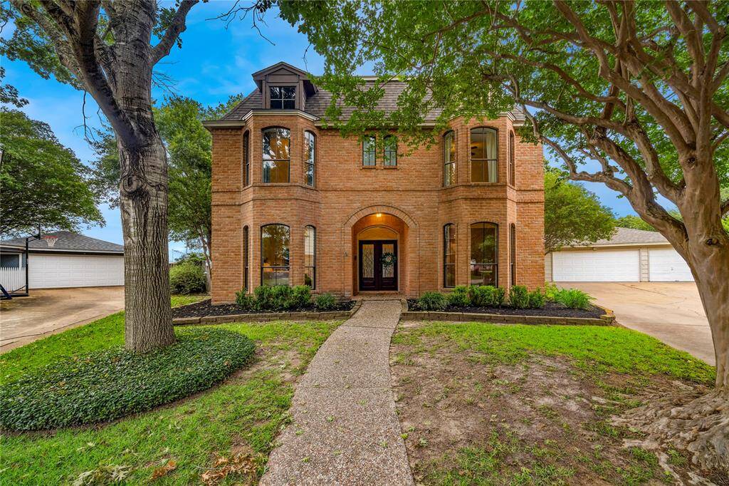 Welcome home! This stunning colonial-style residence sits on a spacious 15,700 sq. ft. cul-de-sac lot in the coveted Williamsburg Settlement, zoned to award-winning Katy ISD.
