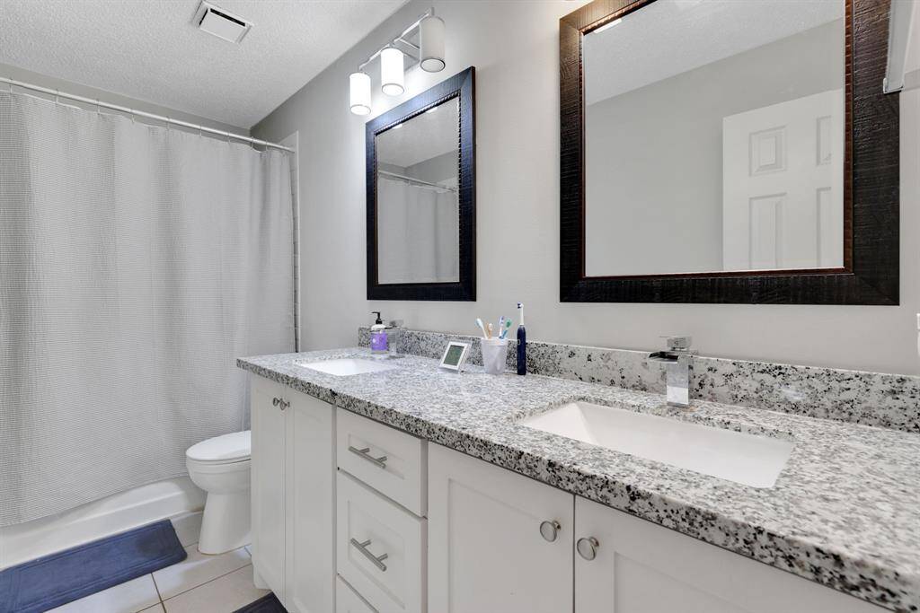 Double Sinks in 2nd Full bath upstairs
