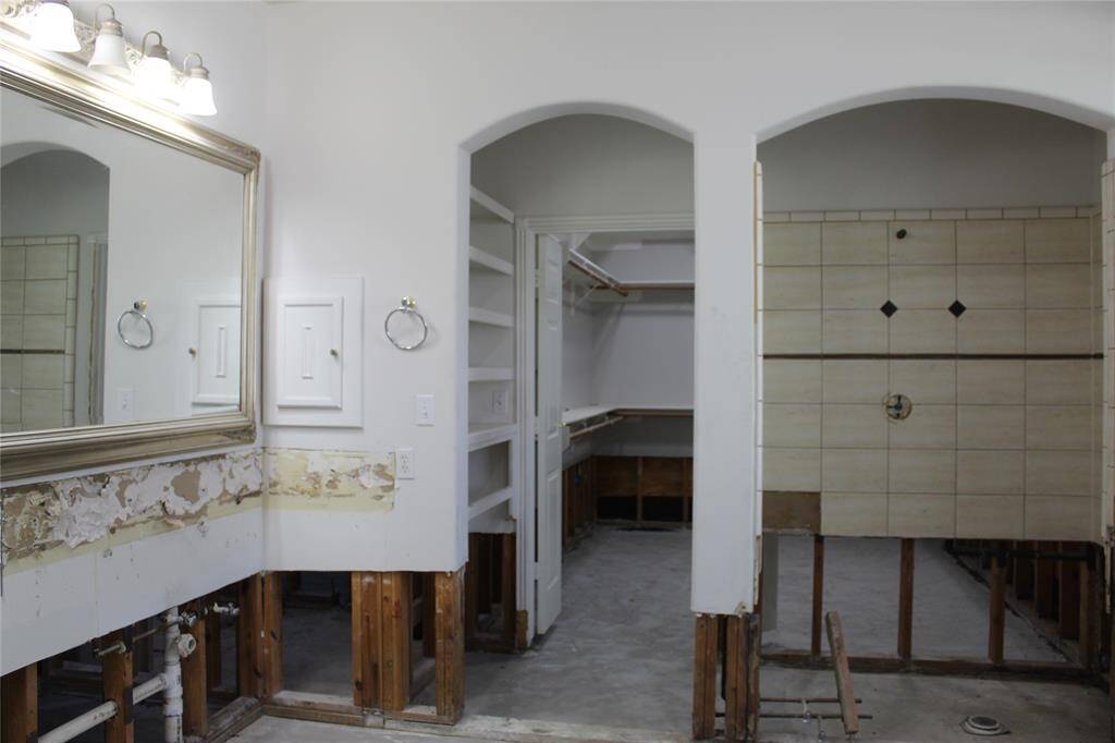 Primary bath and walkin closet