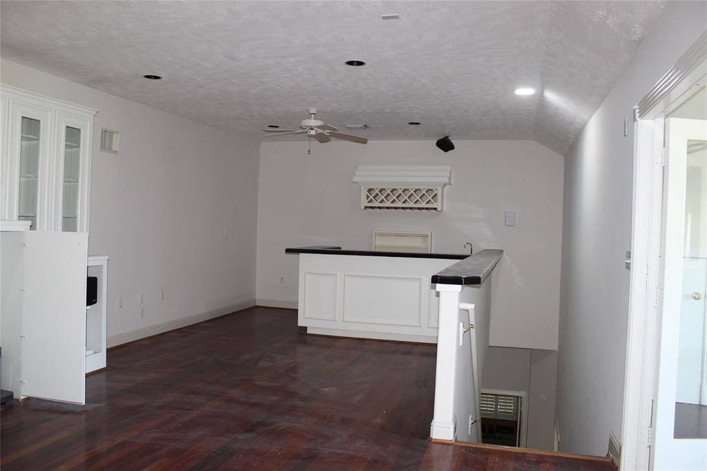 Wet bar 2nd floor