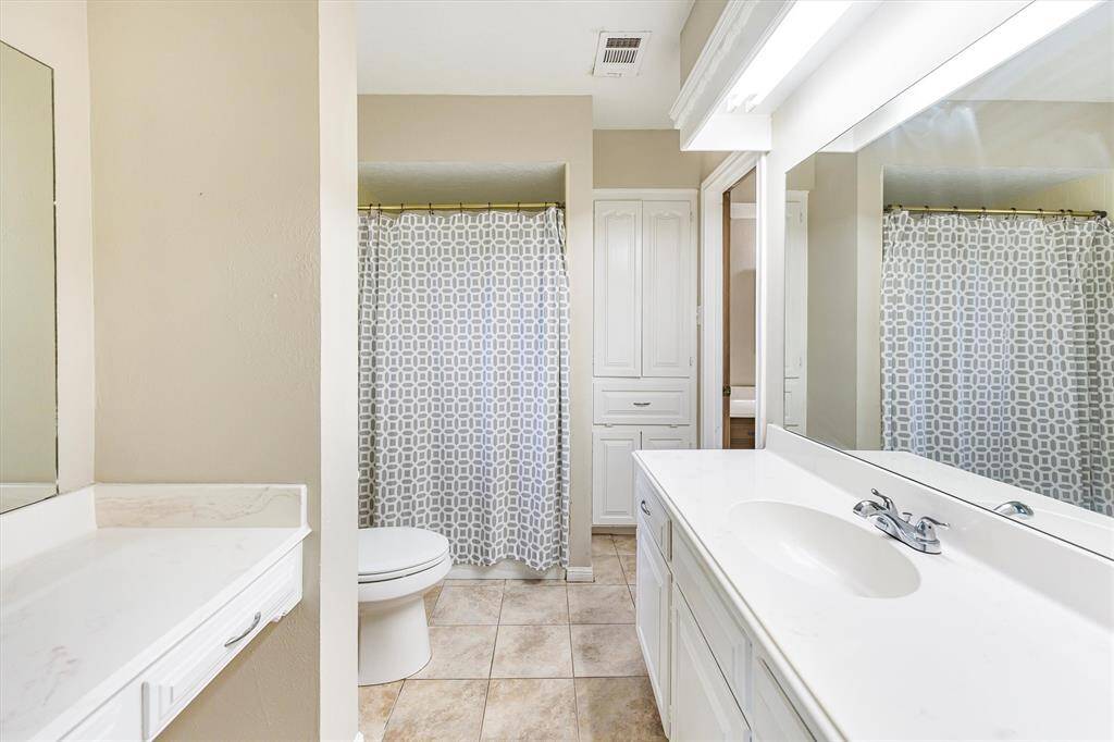 Full bathroom between bedrooms 3 and 4