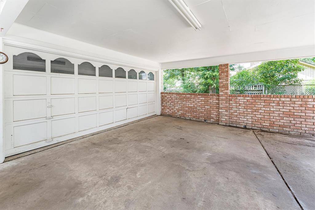Covered space connected to the 2 car garage