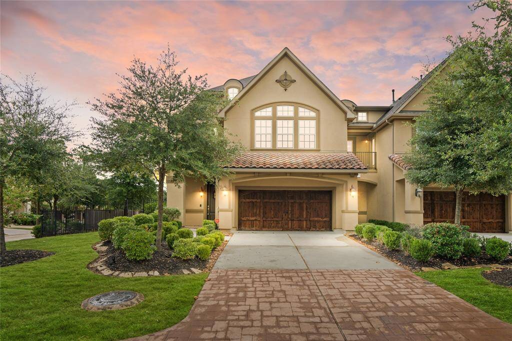Stunning Townhouse is the home you want.