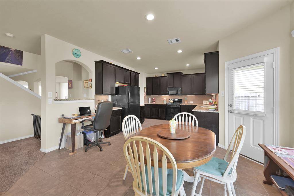 Breakfast area & kitchen
