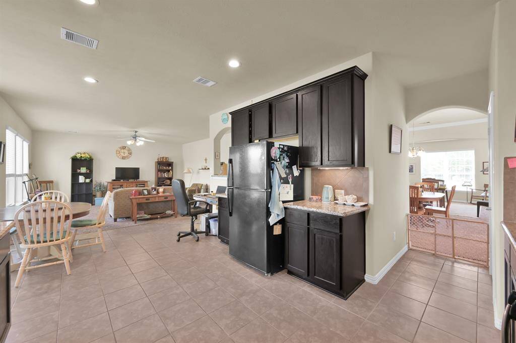 Kitchen & breakfast area