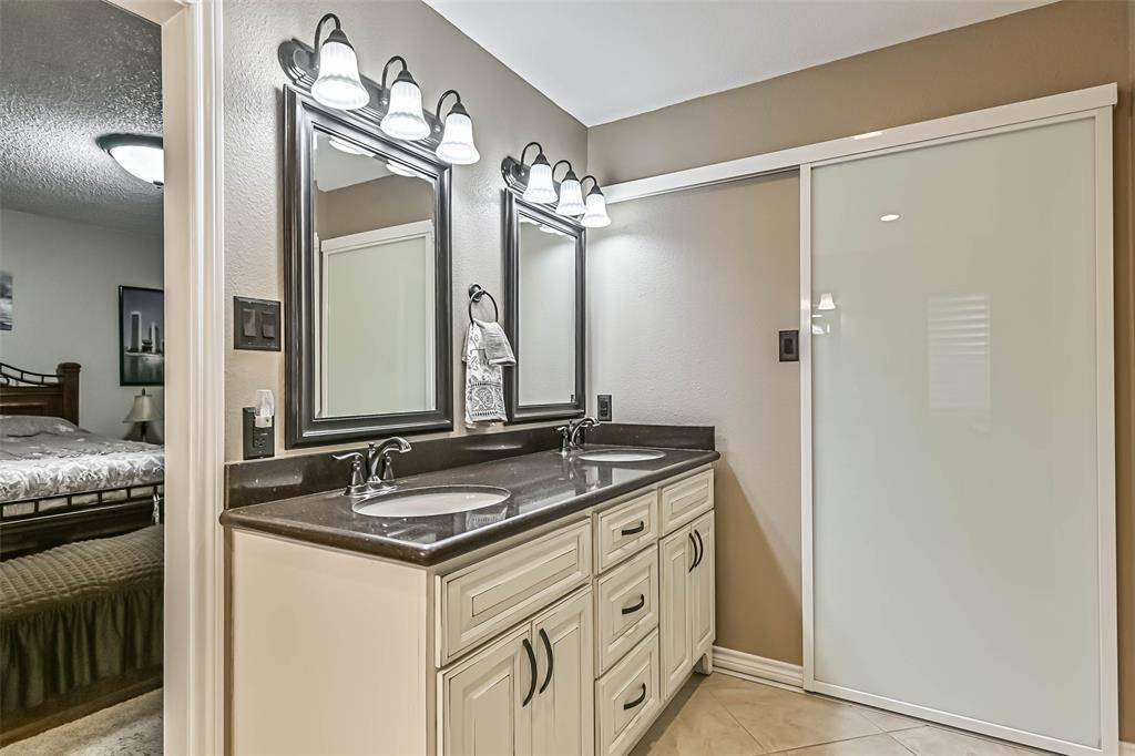 Double Sinks in Primary Bath
