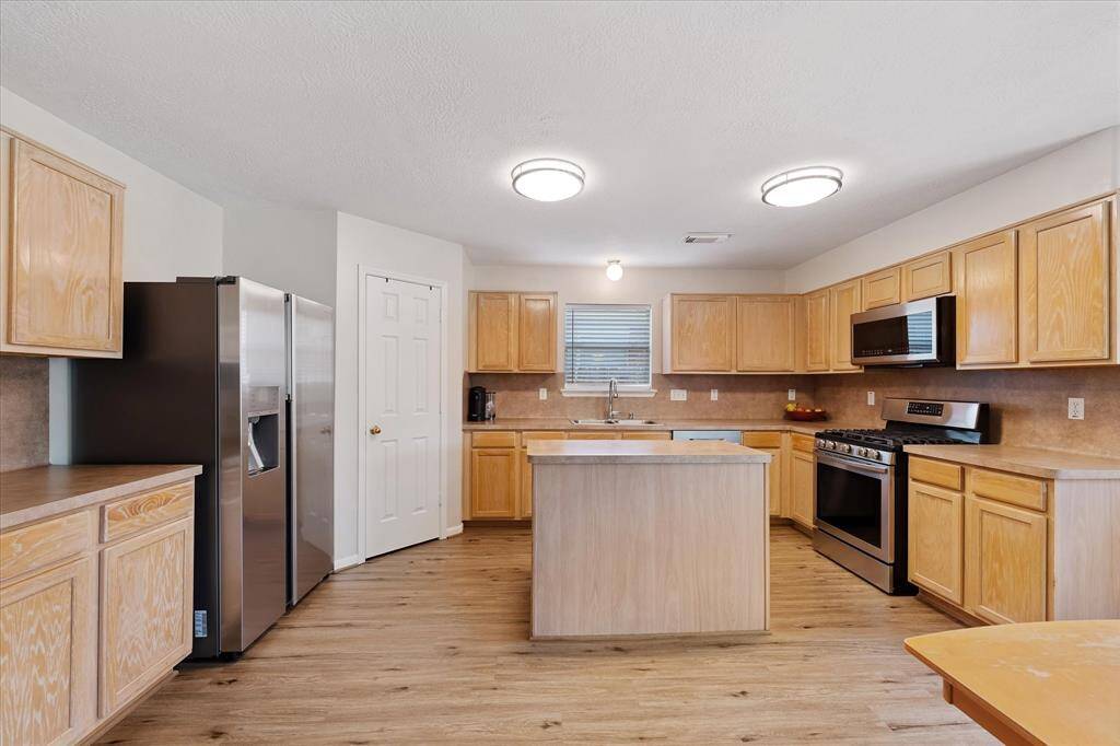 Open concept kitchen is perfect for family gatherings & entertaining.