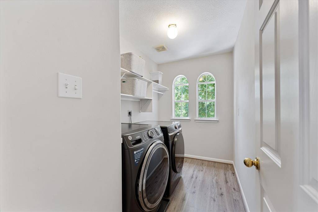 Large laundry room on 2nd floor.