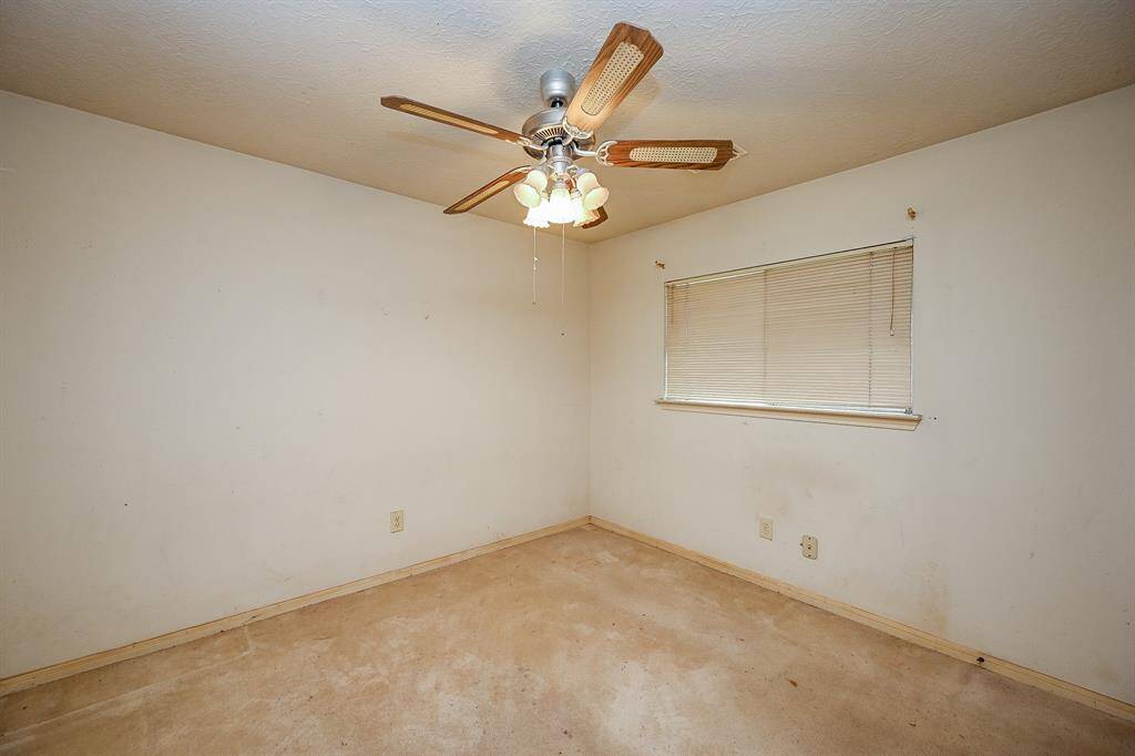 There are 3 large bedrooms so nobody has to share or fight about which room they get and all have great closet/storage space too.