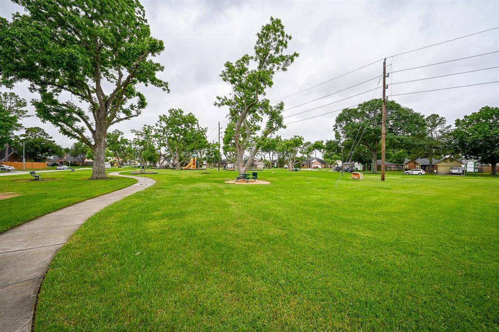 There is a park just about 1/2 block away - easy walk and a great way for the kids to meet friends nearby.