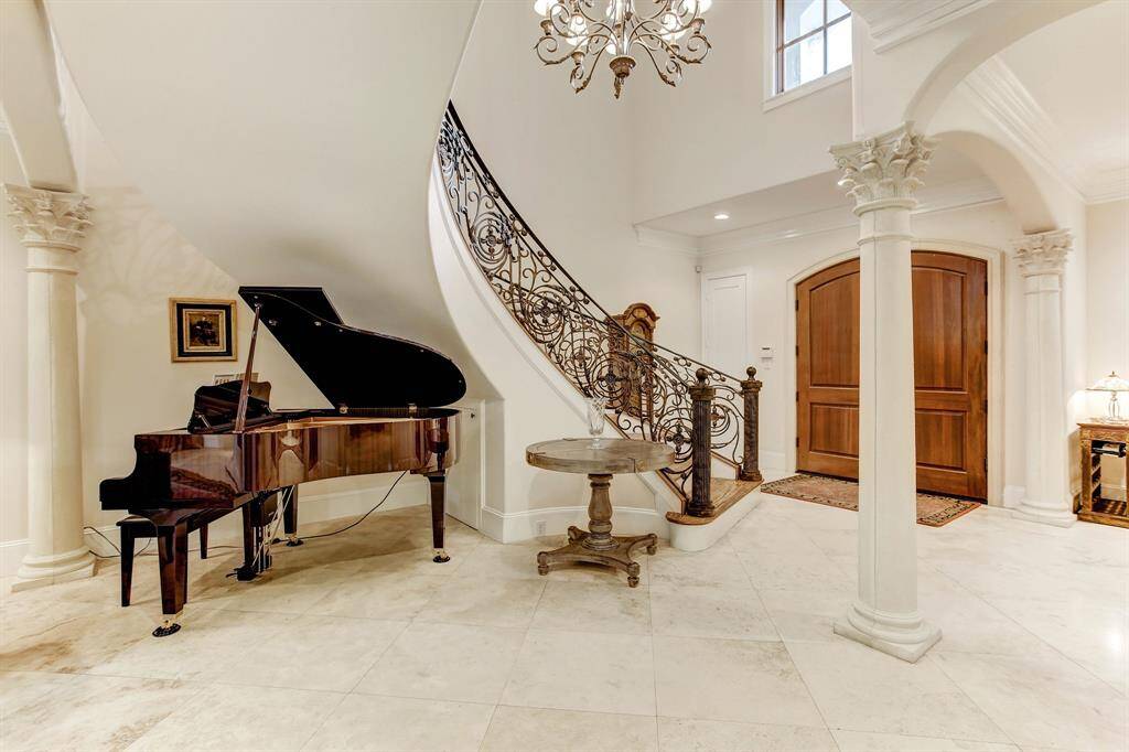 Great space for that famed piano to be played at your special gatherings.