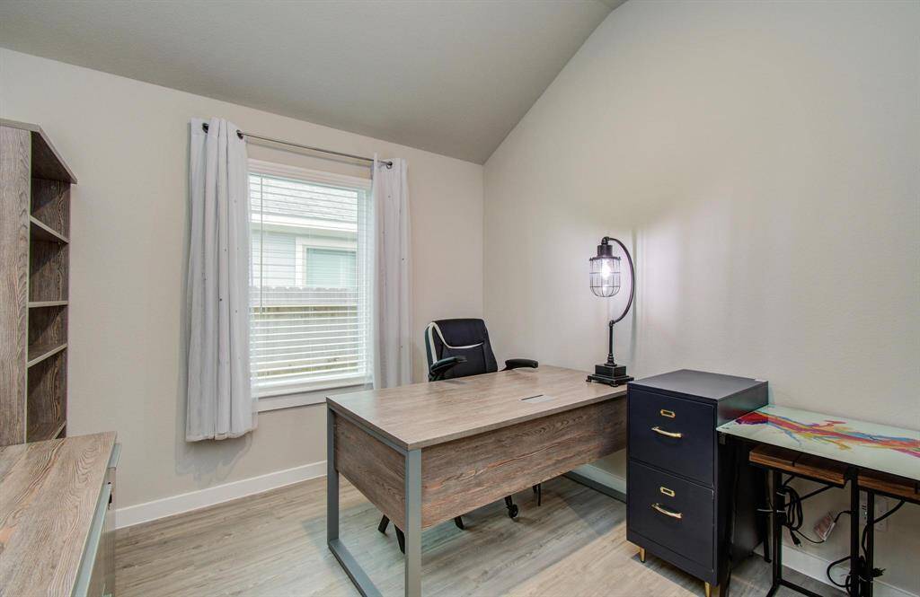 Home office furnished and ready to take all the Teams meetings you got booked!