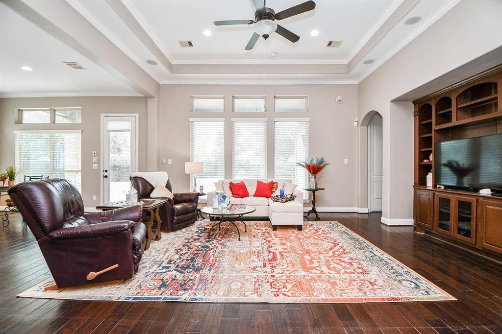 Welcome to a living room thateffortlessly combines comfort andstyle.