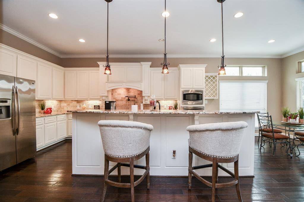 The kitchen, an integral part of thishome's open-concept design,seamlessly flows off the living room,creating a harmonious andconnected living space.