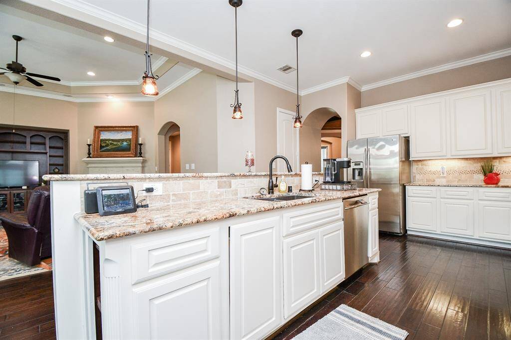 Adorned with a tasteful breakfast bar,the island seamlessly blendspracticality with style, making it theperfect place for quick meals orsocializing while cooking.