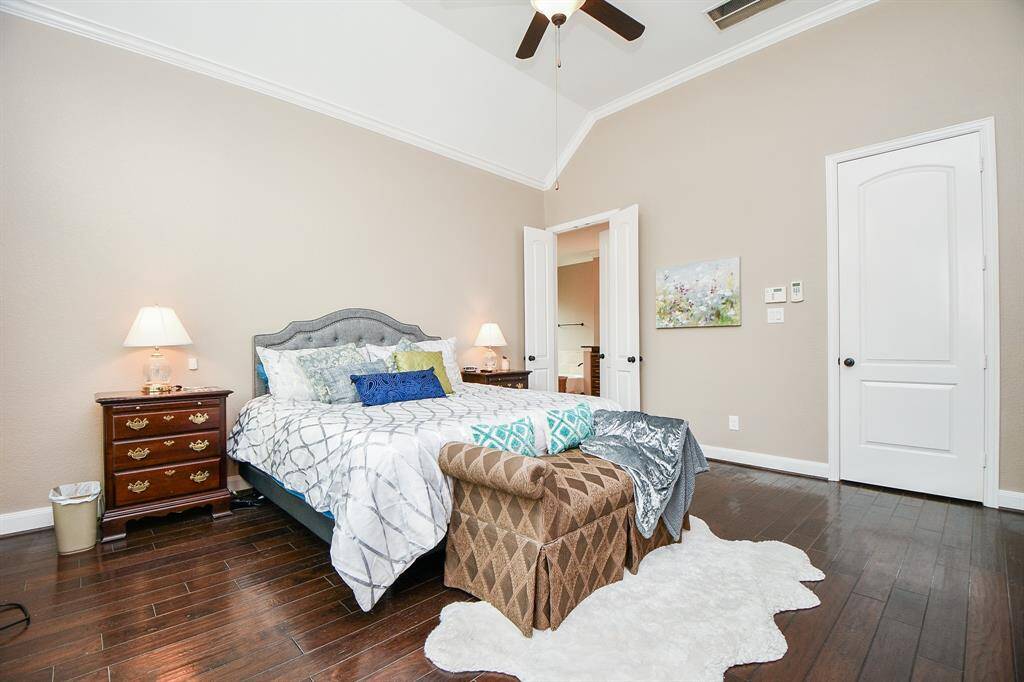 Beautiful flooring underfoot adds a touch of luxury,creating a warm and invitingatmosphere that extends throughoutthe space.