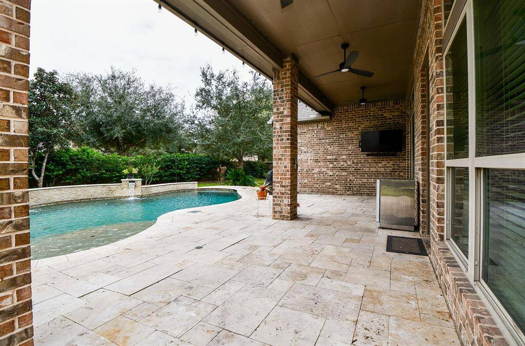 The large covered patio is perfect forentertaining family and friends.