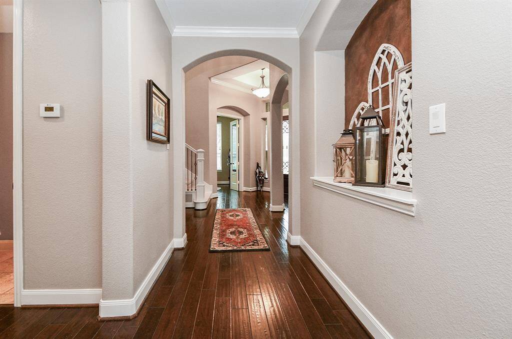 Step into luxury and warmth as youenter this home, where an expansiveand inviting entryway sets the tonefor a grand living experience.