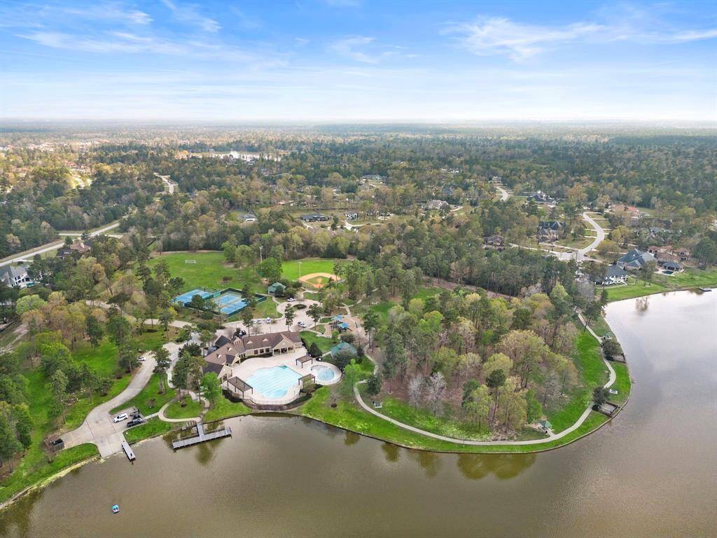 Benders Landing Estates subdivision amenities include the clubhouse, fitness center, pool & splash pad, sports court, playground, and more!