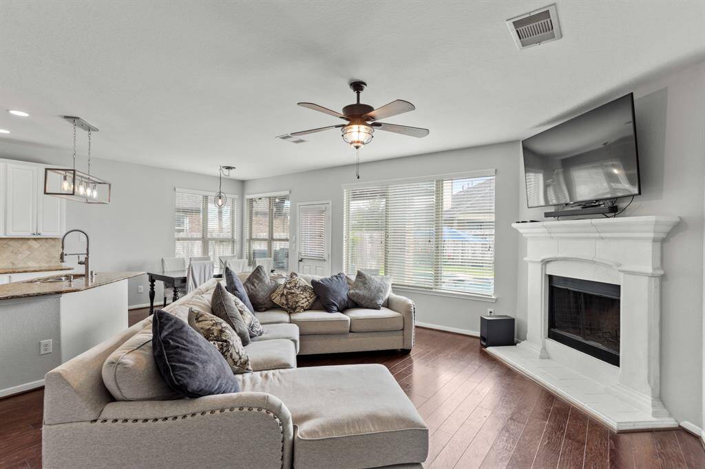 Fantastic open layout between the living room, breakfast space and kitchen! An entertainer's dream!