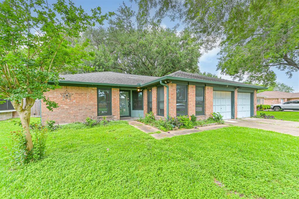 Single story home located on a cul-de-sac street