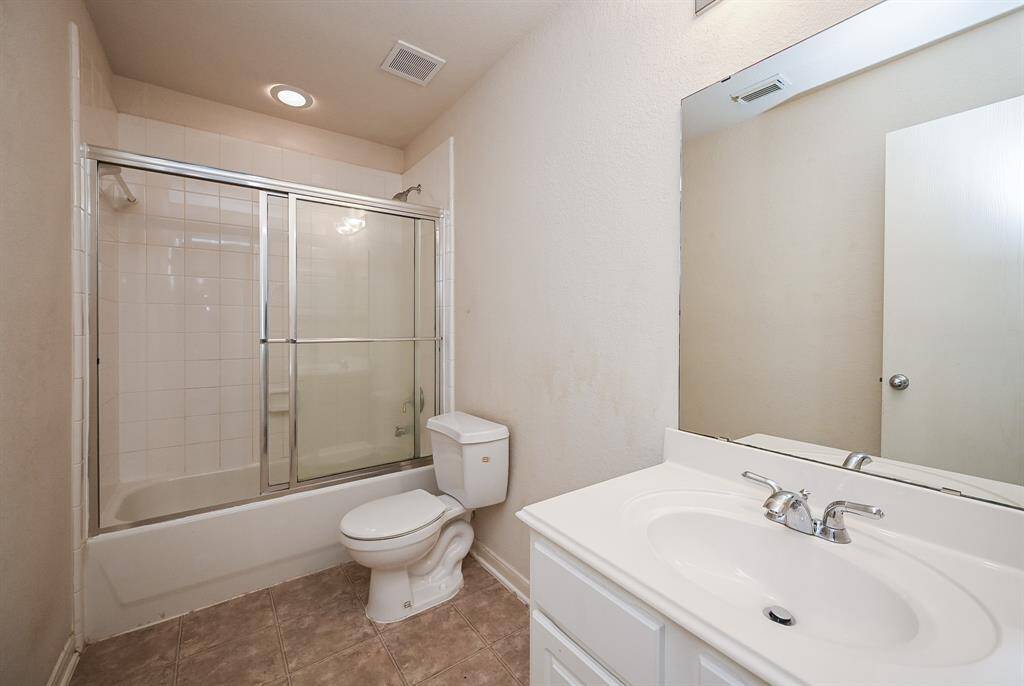 Full Bathroom 1