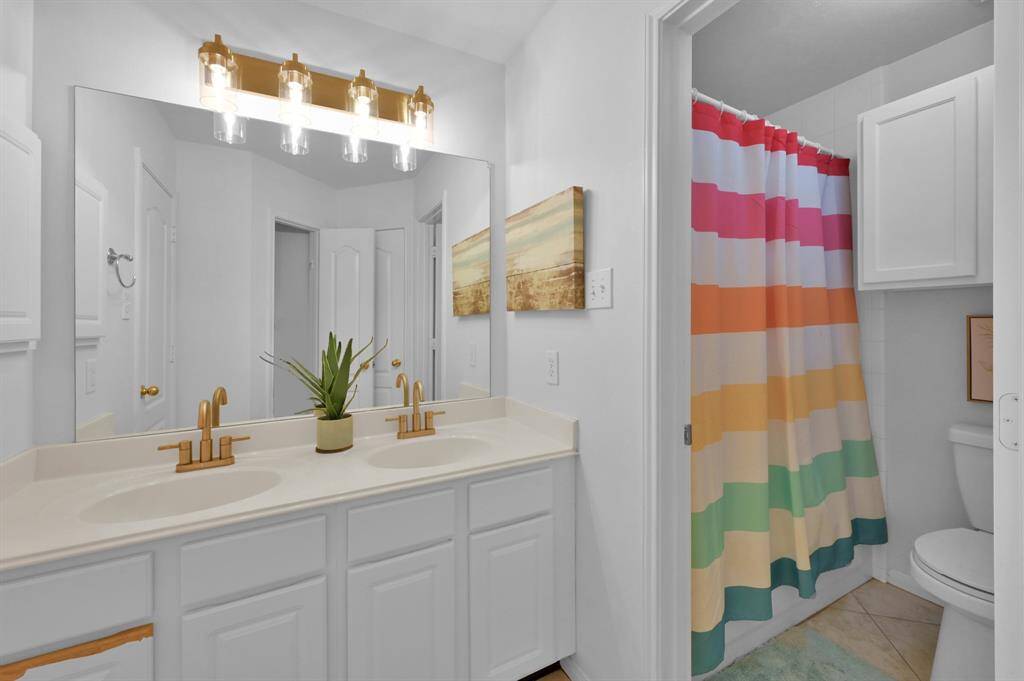Full shared bathroom