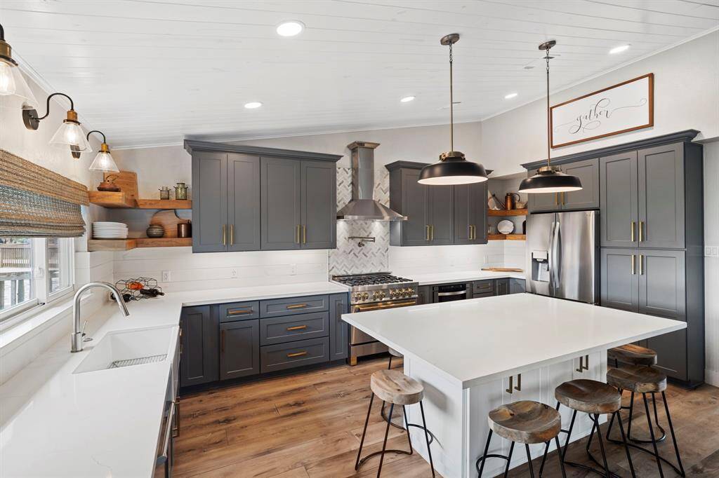 Gorgeous white quartz countertops provide plenty of workspace for multiple chefs – more room to prep, chop, and cook, which is ideal for a busy kitchen.