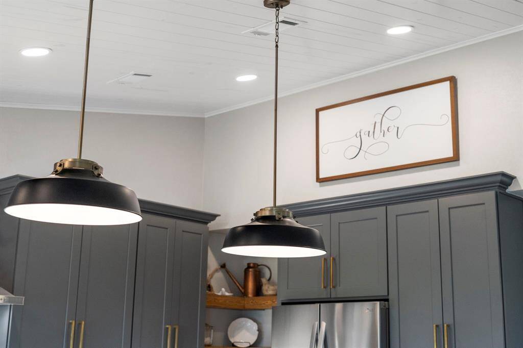 Stylish pendant lights with an industrial vibe provide excellent task lighting over the island, adding both function and flair to the space.