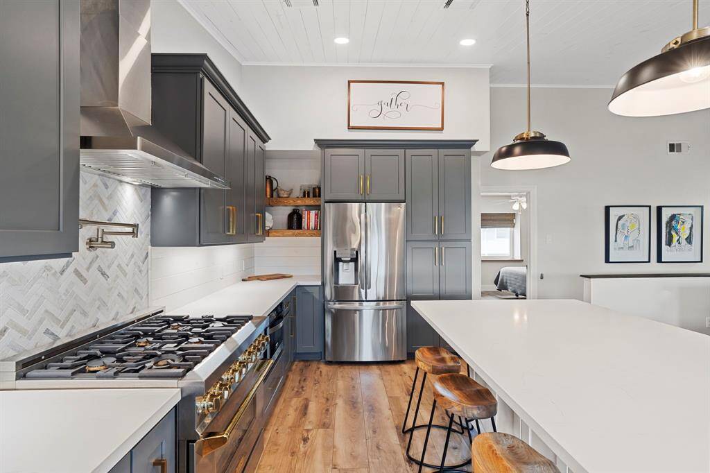 A well-designed kitchen layout maximizes both space and efficiency, creating a seamless flow between prep, cooking, and cleanup zones—perfect for everyday meals or entertaining guests.