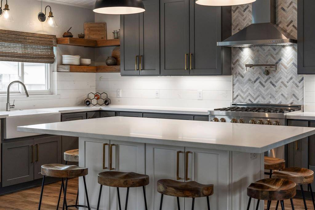 ALL THE WORK HAS BEEN DONE! Completely remodeled kitchen.