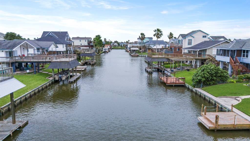Living on the water isn’t just beautiful—it’s beneficial for your well-being. The calming presence of water reduces stress, supports mental clarity, and promotes relaxation.