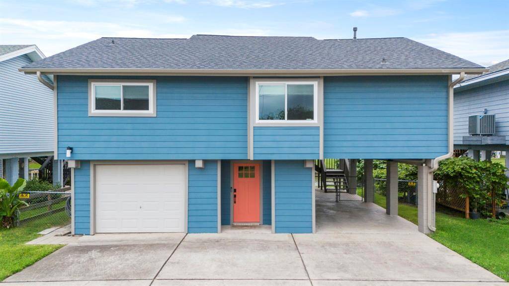 Roof & Hardie Plank Siding installed in 2022.