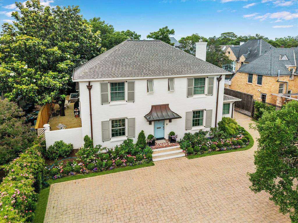 Highlights include a motor court providing ample guest parking & just a short walk to top rated River Oaks Elem.
