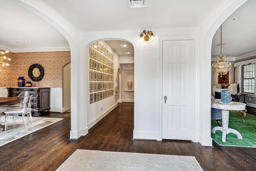 Original features like oak hardwood floors, plaster walls, deep crown molding, and graceful archways pay homage to the home's historic roots.