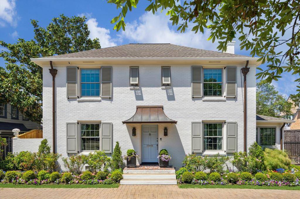 This is more than a home—it’s a secret garden in the heart of the city, where serenity and elegance live in harmony.