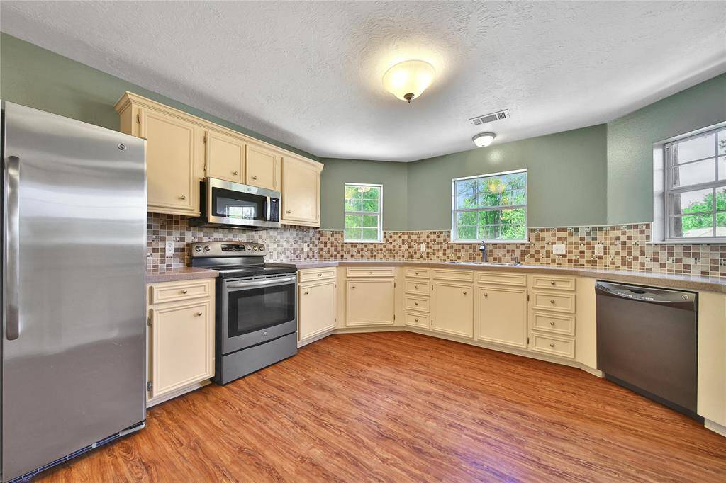 Beautiful Kitchen, newly painted. Check out all the natural light!