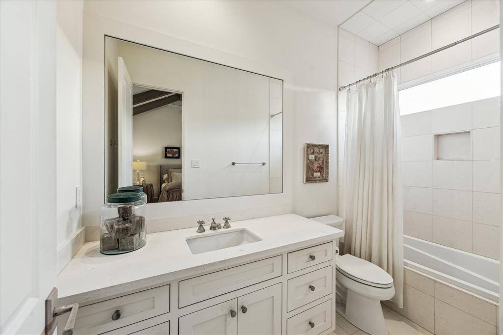 Ensuite bathroom 1