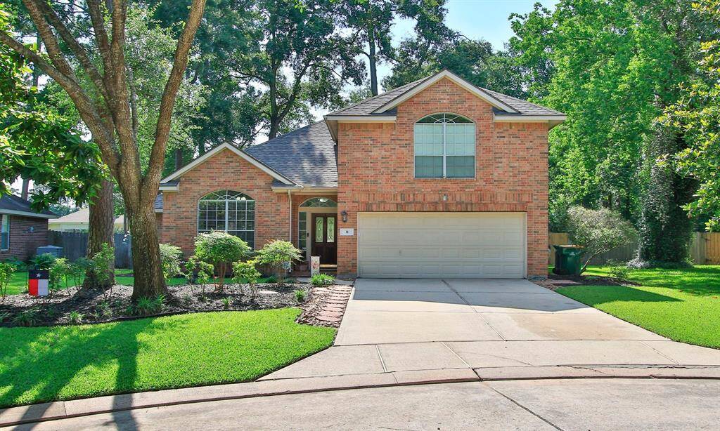 Welcome to 31 Teakwood Place, nestled in the hidden gem of The Woodlands Alden Bridge. Residents enjoy exclusive access to a nearby community pool, pickle ball courts, tennis courts and more adding convenience to this exceptional lifestyle.