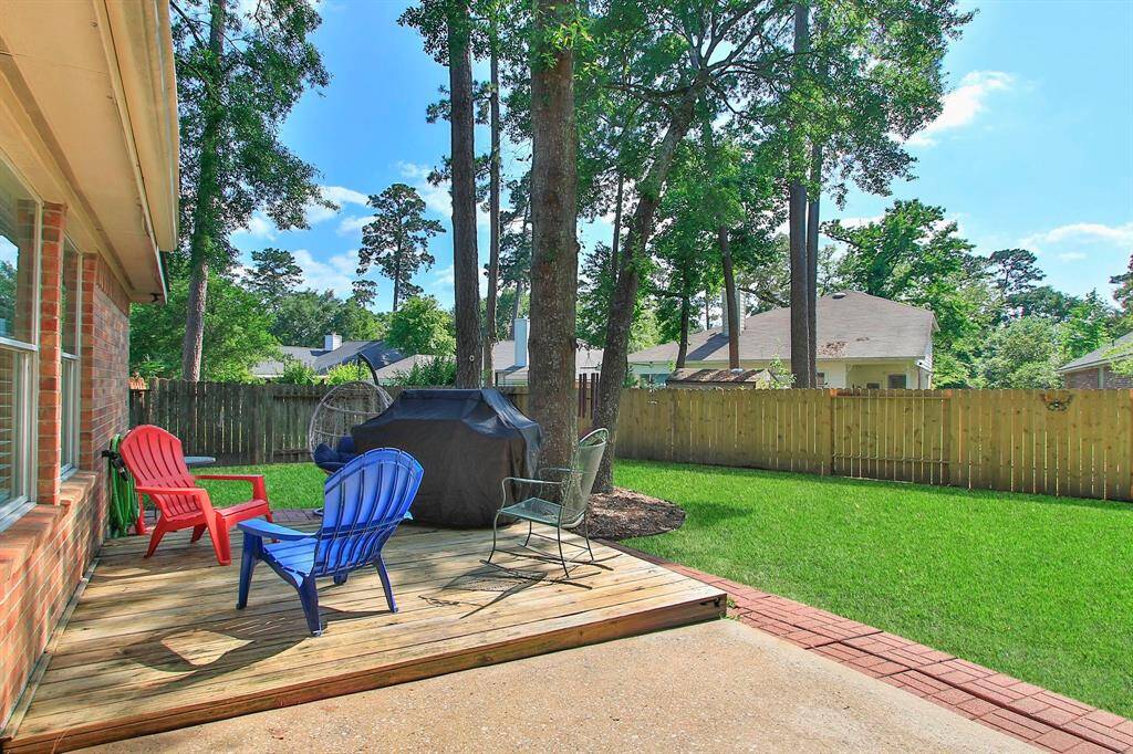 Discover the charm of The Woodlands Village Alden Bridge, a highly sought-after community offering an exceptional lifestyle. Residents enjoy exclusive access to a resort-style pool, perfect for relaxation and social gatherings.