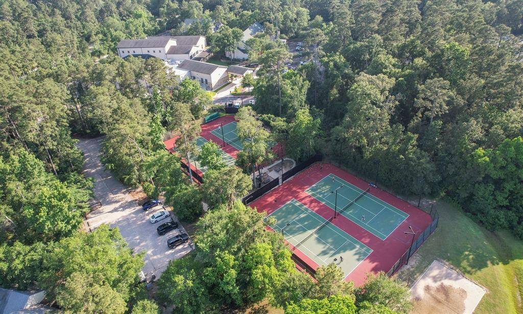Golf Courses: Several golf courses within The Woodlands area, including The Woodlands Country Club and Panther Trail Golf Course, providing opportunities for golf enthusiasts to enjoy the game.