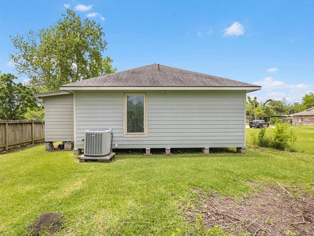 Big backyard space, ideal for outdoor activities!