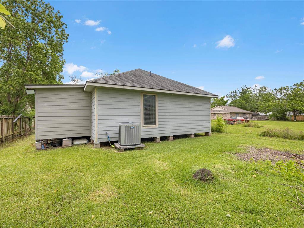 Big backyard space, ideal for outdoor activities!