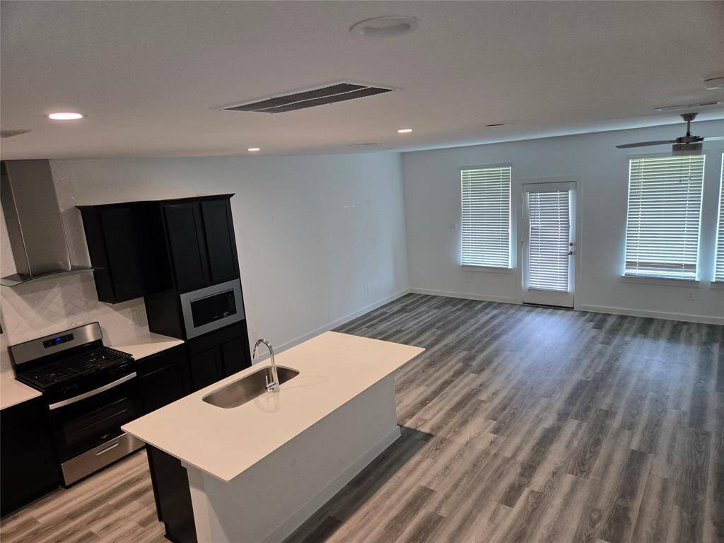 Discover a sleek two-story home in a secure gated community, ideally located near Houston's Medical Center and downtown.