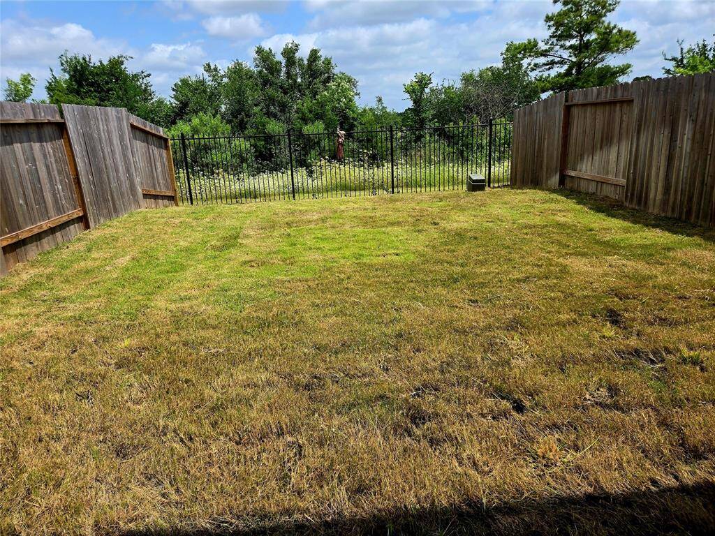 Discover a sleek two-story home in a secure gated community, ideally located near Houston's Medical Center and downtown.