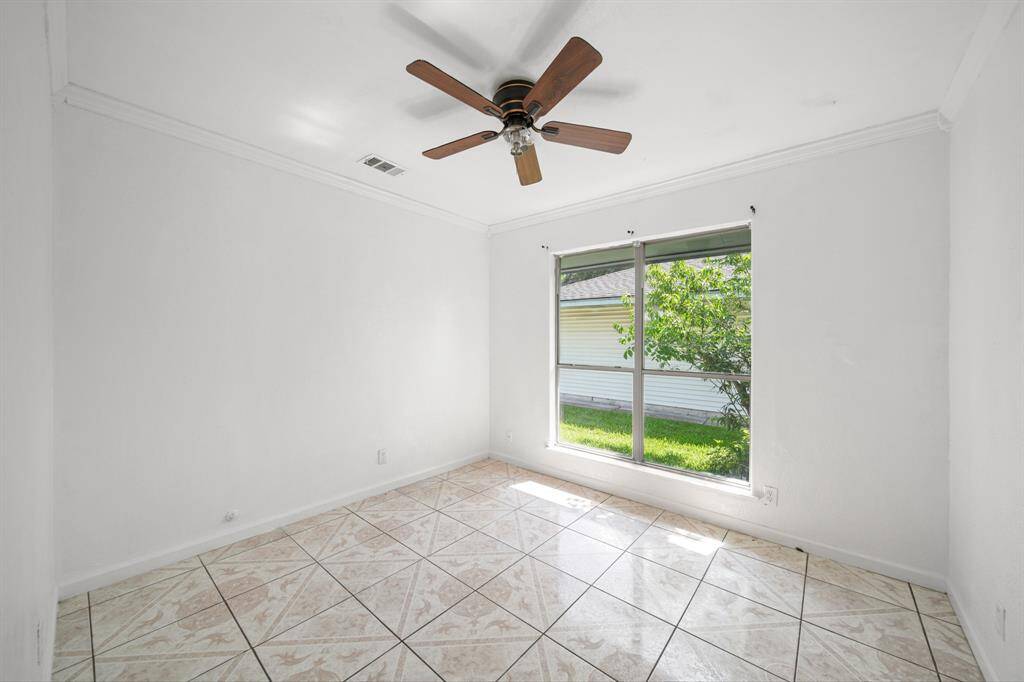 Middle bedroom.