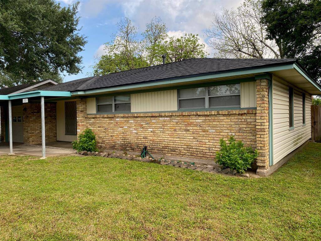 front of house featuring a covered carport
